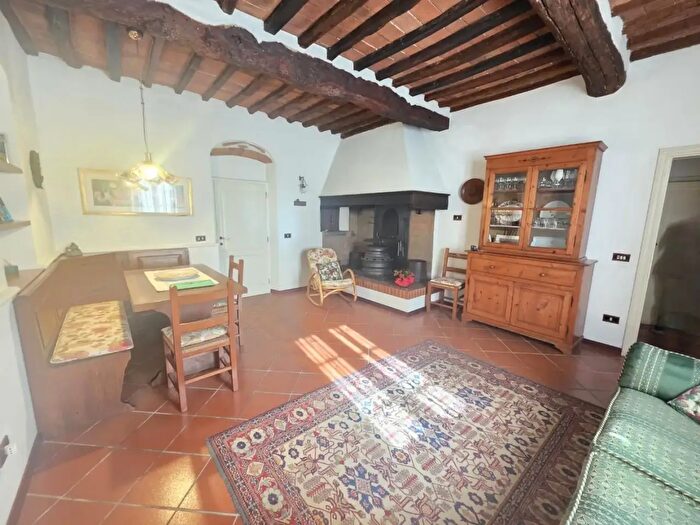 Casa con 9 locali in vendita in Lamporecchio