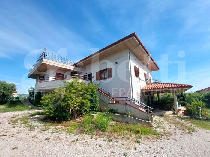 Casa con 15 locali in vendita in Viale Piane di San Donato, Corropoli