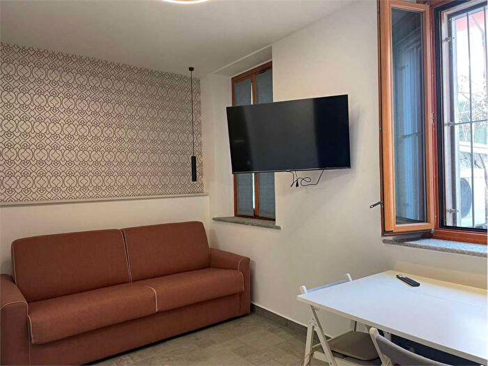 Appartamento bilocale in affitto in Mario Greppi, Centro, Angera