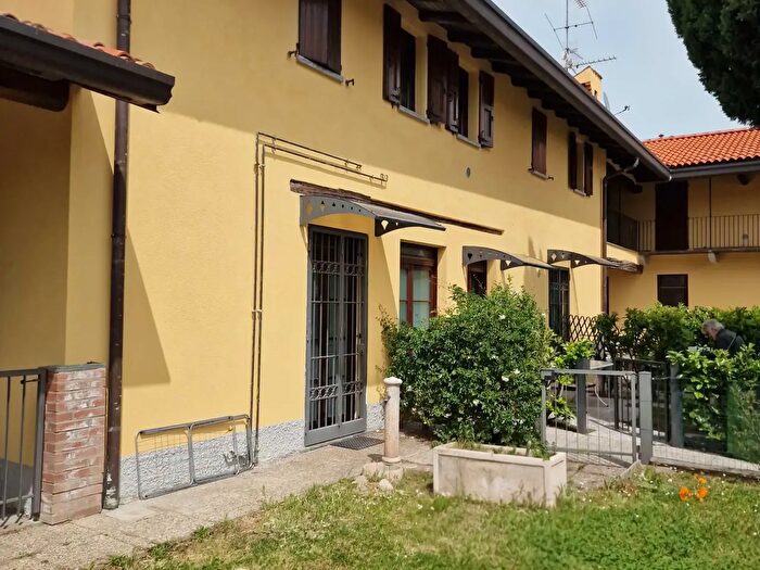 Appartamento bilocale in affitto in Via Caio Plinio, Lurate Caccivio