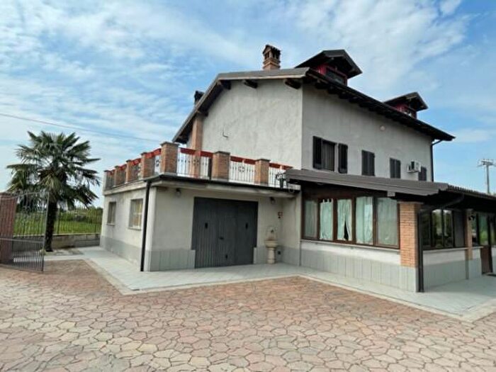 Casa con 6 locali in vendita in Via Guazzora, Sale