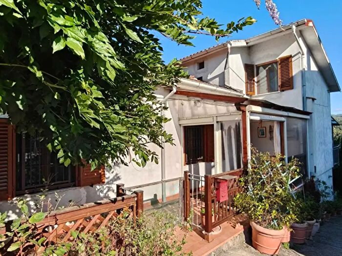 Casa con 6 locali in vendita in Fivizzano