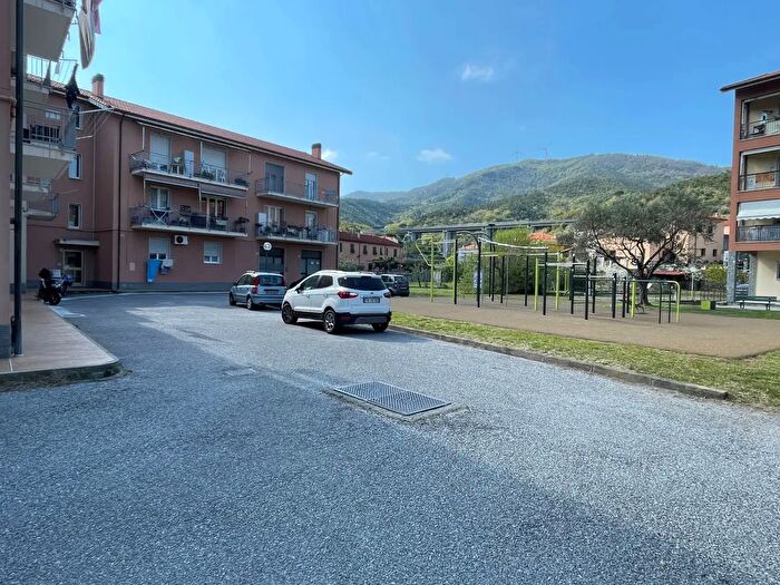 Appartamento quadrilocale in vendita in Via Piave, Vado Ligure