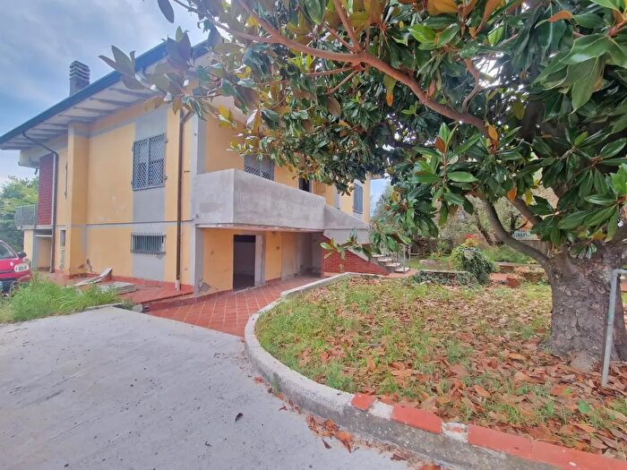 Casa con 10 locali in vendita in Carrara
