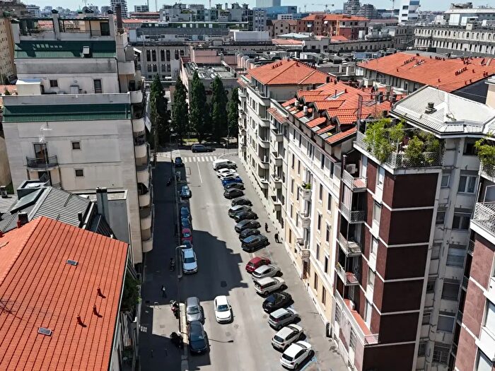 Appartamento con 8 locali in vendita in Via Lattanzio, Milano