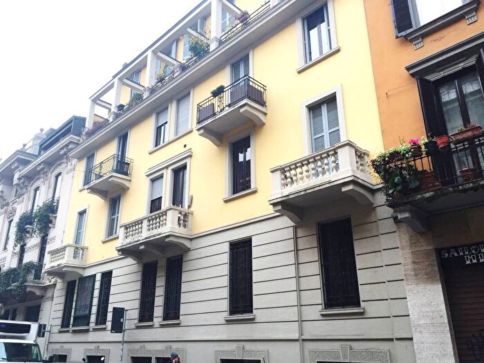 Appartamento trilocale in affitto in Via Alessandro Volta, Moscova, Milano