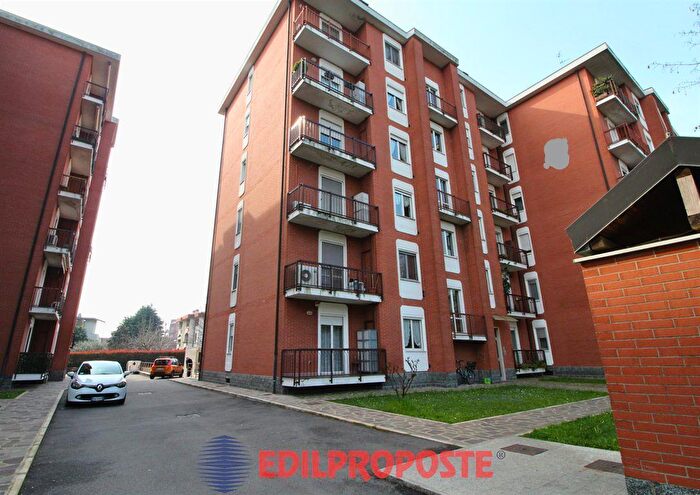 Appartamento trilocale in vendita in Via Canova, Garbagnate Milanese