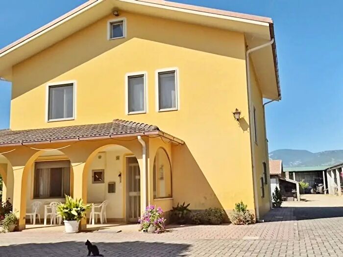 Casa con 9 locali in vendita in Loreto Aprutino