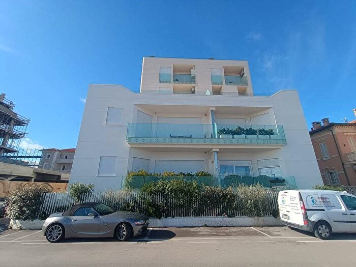 Appartamento trilocale in affitto in Lungomare Nazario Sauro, Mare, Pesaro