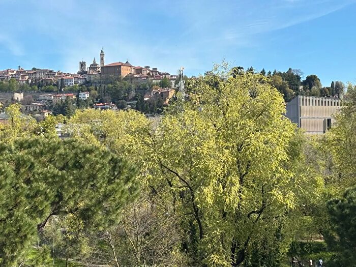 Appartamento trilocale in vendita in Via Broseta, Bergamo