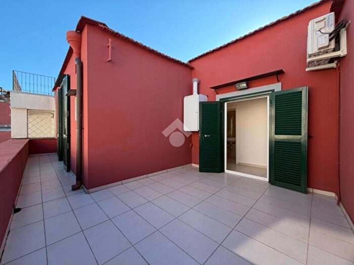 Appartamento trilocale in affitto in Vico Belledonne, Chiaia, Napoli