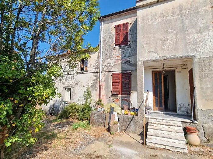 Casa con 6 locali in vendita in Luni