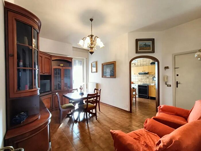 Appartamento quadrilocale in vendita in Via Maroncelli, Viareggio