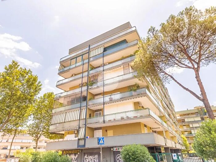Appartamento trilocale in vendita in Via Casal Tidei, Roma