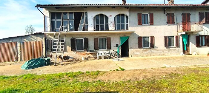 Casa con 8 locali in vendita in Cellarengo