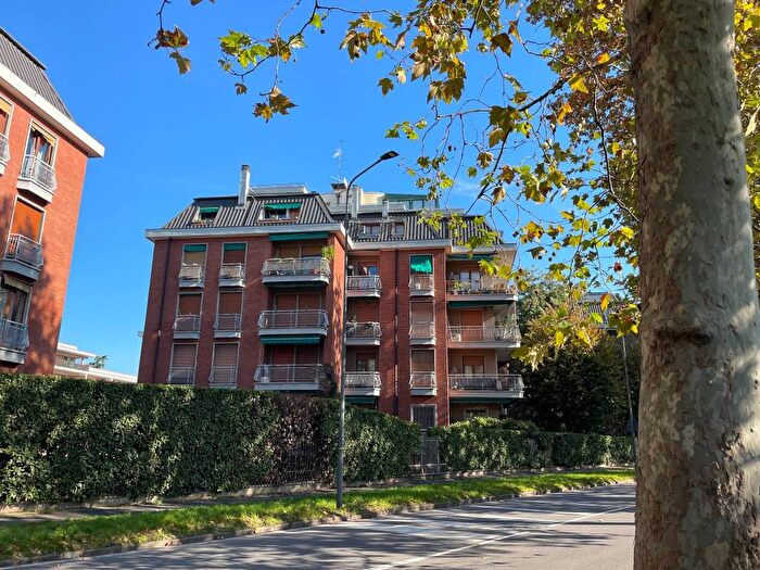 Appartamento trilocale in affitto in Via Ippodromo, Gallaratese, Milano