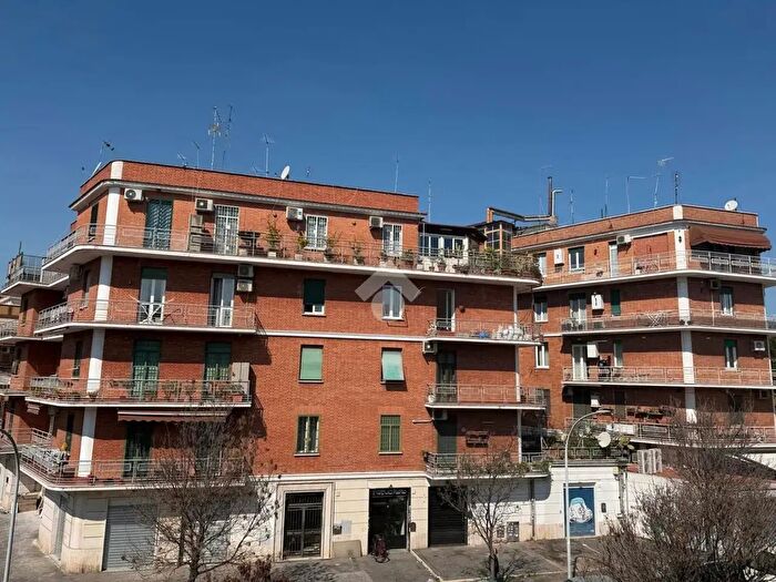 Appartamento trilocale in vendita in Via Albano, Roma