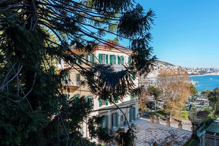 Appartamento con 6 locali in vendita in Via Mergellina, Napoli