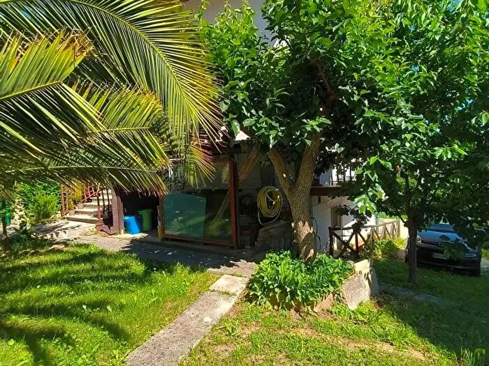 Casa con 8 locali in vendita in Folignano