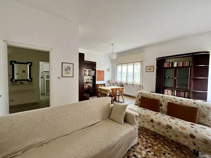 Appartamento con 6 locali in vendita in Massa