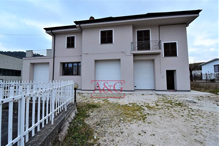 Casa con 10 locali in vendita in Contrada Pian di Contro, Amandola