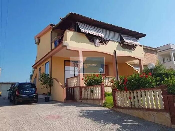 Appartamento con 5 locali in affitto in Noto