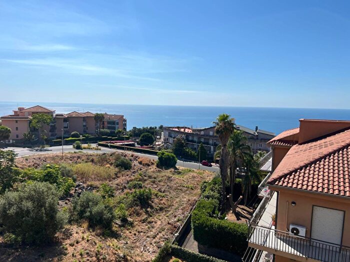 Appartamento trilocale in vendita in Aci Castello