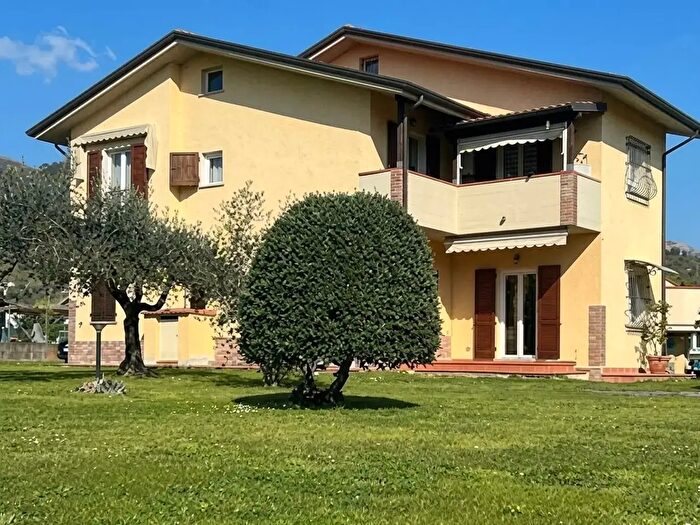 Appartamento quadrilocale in vendita in Via Romagnano, Massa