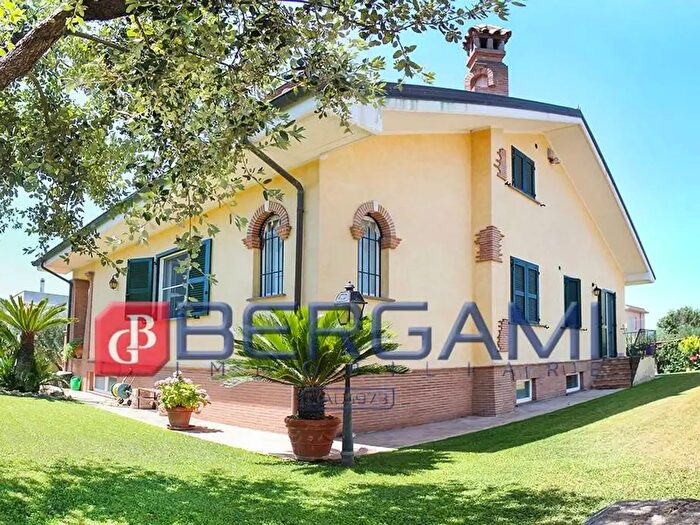 Casa con 7 locali in vendita in Via Colle Oppio, Anzio