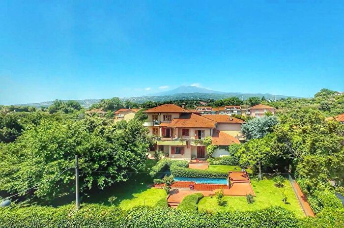 Casa con 15 locali in vendita in Via Alfio Cassisi, Piedimonte Etneo