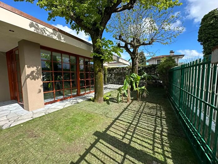 Casa con 10 locali in vendita in Forte Dei Marmi