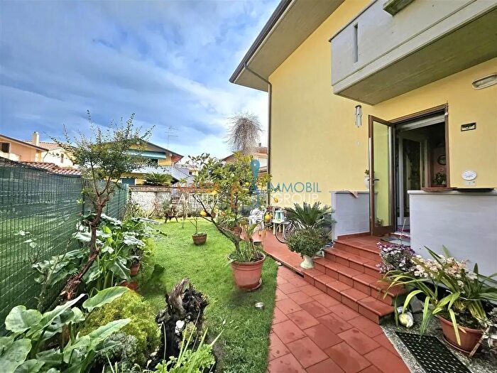 Casa con 7 locali in vendita in Via Treviso, Massa