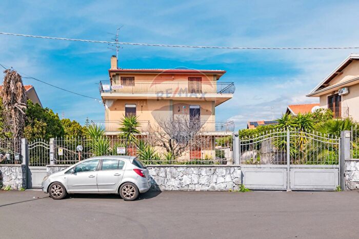 Appartamento trilocale in vendita in Via Giosuè Carducci, Tremestieri Etneo