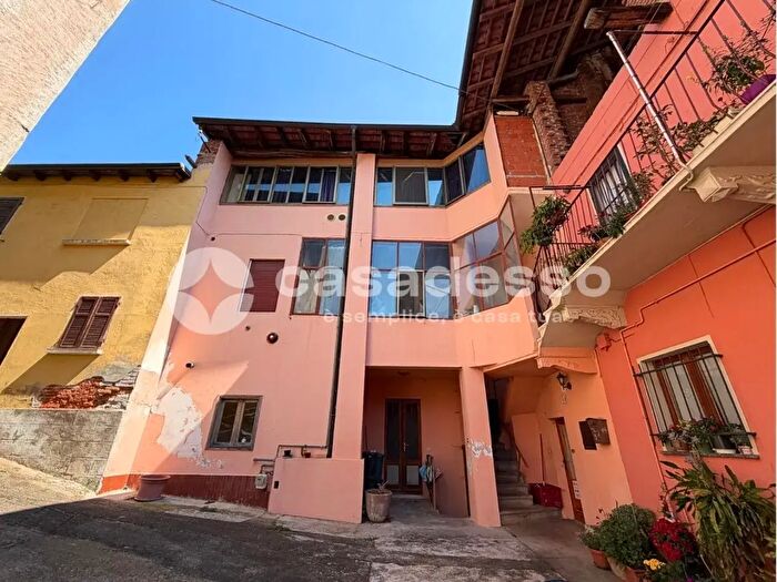 Casa con 10 locali in vendita in Via Garibaldi, Lozzolo