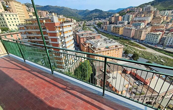 Appartamento con 6 locali in vendita in Via Montaldo, Genova