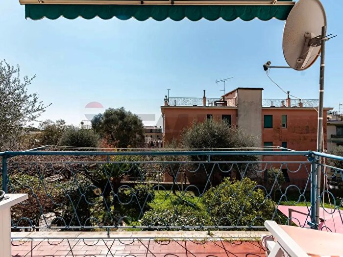 Appartamento con 7 locali in vendita in Via Capolungo, Genova