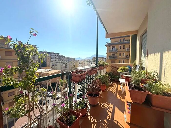Appartamento trilocale in vendita in Via Cristofaro Scobar, Palermo