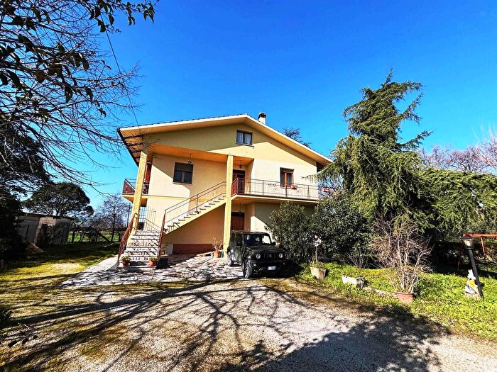 Casa con 11 locali in vendita in Treia