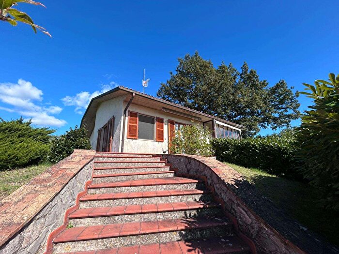 Casa con 7 locali in vendita in Via Dante Alighieri, Semproniano