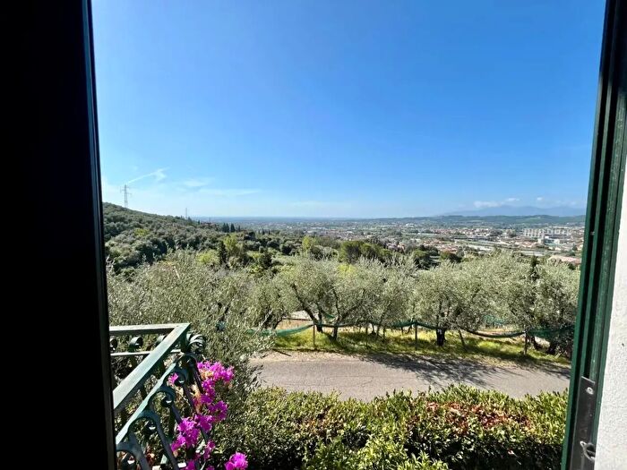 Casa con 8 locali in vendita in Uzzano