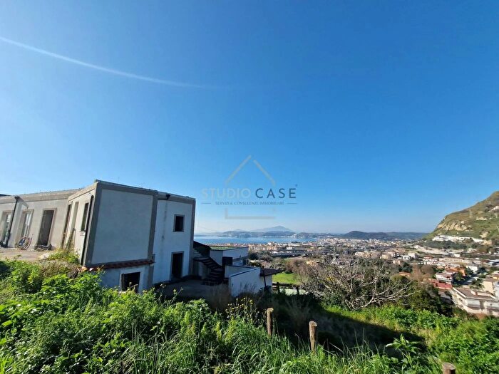 Casa con 6 locali in vendita in Via Cigliano Pozzuoli, Pozzuoli