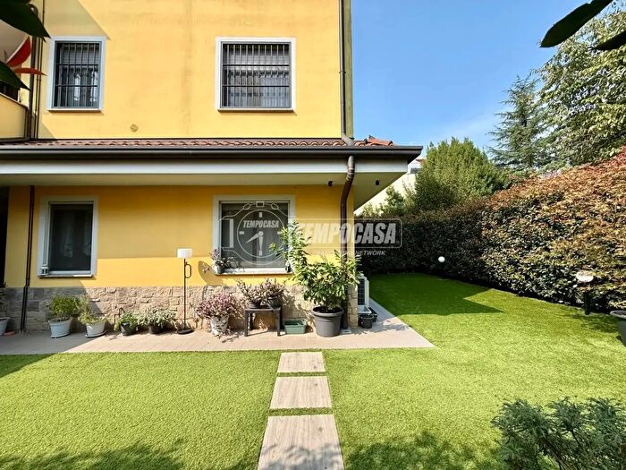 Appartamento trilocale in vendita in Via Pascoli, Lesmo