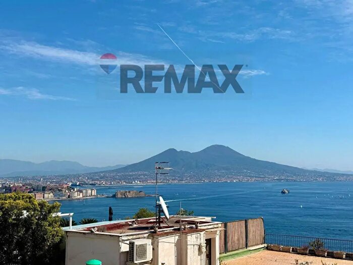 Appartamento con 9 locali in vendita in Napoli