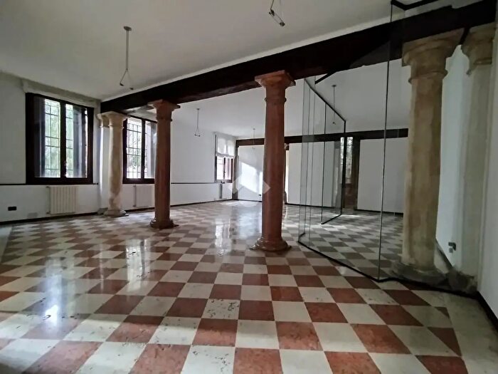 Appartamento con 5 locali in vendita in Via Cesare Battisti, Padova
