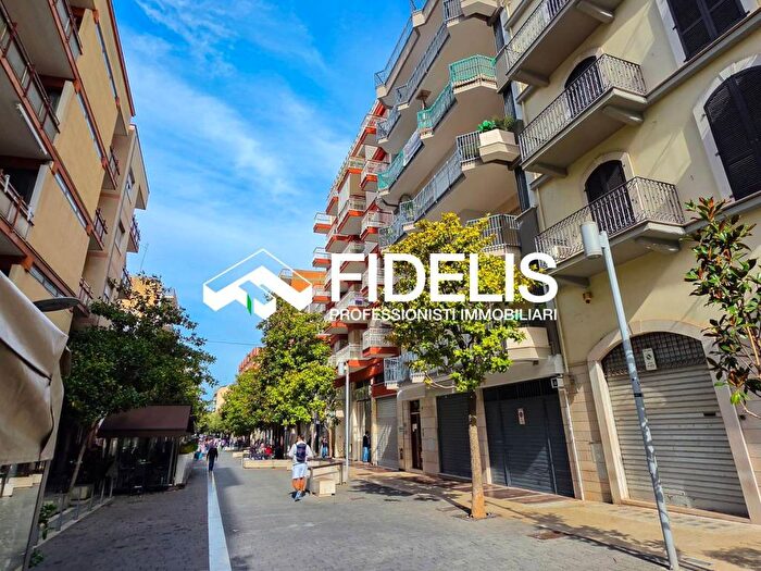 Appartamento quadrilocale in vendita in Viale Francesco Crispi, Ospedale, Andria