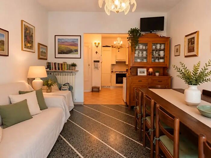 Appartamento con 6 locali in vendita in Via Gabriele d'Annunzio, Camaiore