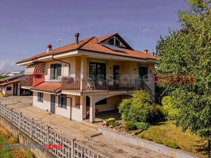 Appartamento con 6 locali in vendita in Via Vigone, Cavour