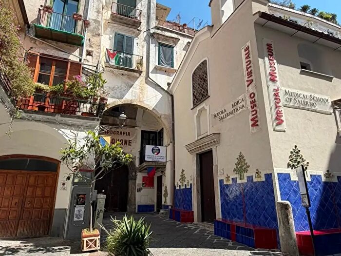 Appartamento quadrilocale in vendita in Via dei Mercanti, Salerno