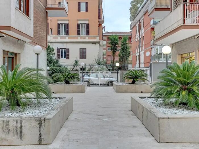 Appartamento con 5 locali in vendita in Via Carlo Denina, Roma