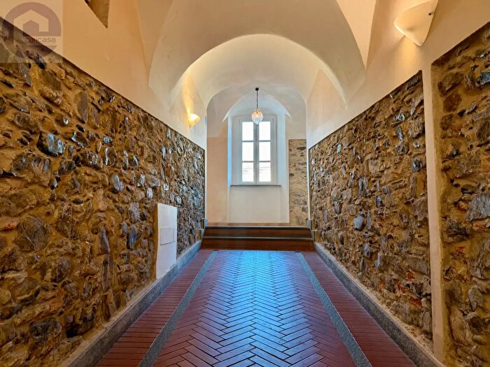 Appartamento con 7 locali in vendita in Via De Tommaso, Imperia